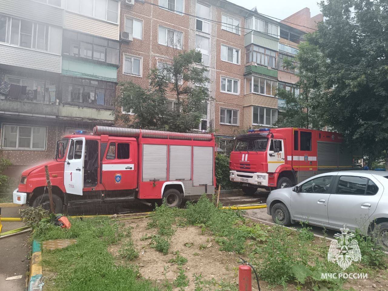 На пожаре в Туле погибли мужчина и женщина  Возгорание в квартире на 5 этаже многоквартирного жилого дома произошло на проспекте Ленина в Туле. Спустя несколько минут на место происшествия прибыли первые пожарно-спасательные подразделения.  Пожар был ликвидирован на площади 45 квадратов. От МЧС России привлекались 13 человек и 5 единиц техники. Эвакуированы 5 человек. Погибла 58-летняя женщина и мужчина  личность устанавливается .   Причину происшествия предстоит установить дознавателю спасательного ведомства.    МЧС Тульской области   подписаться