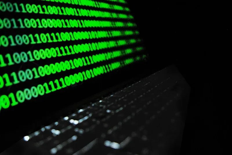 Количество DDoS-атак на российские ресурсы удвоилось за год  За год число DDoS-атак на российские ресурсы выросло вдвое. Роскомнадзор зафиксировал свыше 15 тысяч атак с момента запуска национальной системы защиты, из них больше 5 тысяч — только за первое полугодие 2025-го.  В мае под удар попали госсектор, связи, финансы и цифровые сервисы. Одна из атак длилась почти четыре дня, а пиковая мощность достигла 1 Тбит/с. В списке «поставщиков» ботнетов лидируют США, Германия, Нидерланды, Швеция и Франция.  Помимо атак, ведомство заблокировало 13,5 тыс. фишинговых сайтов и 72 ресурса с вредоносным ПО. Так что теперь можно не только словить лаг, но и трояна в придачу.     godnoTECH - Новости IT