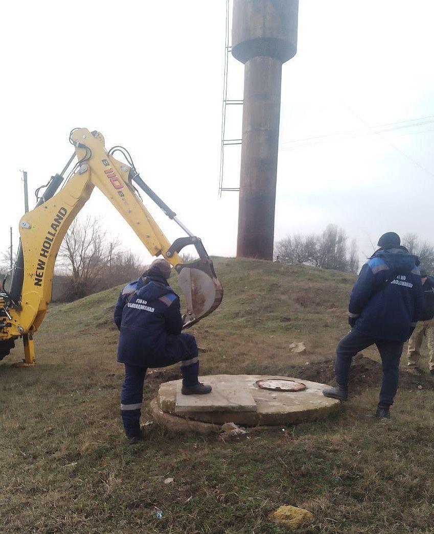 Работы по обслуживанию систем водоснабжения и водоотведения в Алешкинском округе  В селах Виноградово и Новая Маячка специалисты ГУП ХО «Облводоканал» завершили ремонтно-восстановительные работы на сетях водоснабжения.  В городе Алешки были проведены работы по ассенизации стоков и откачке грунтовых вод из приёмных камер и машинных отделений насосных станций КНС-4 и КНС-60.  В Алешках, а также в селах Виноградово и Брилёвка были выполнены работы по ассенизации стоков, чистке канализационных колодцев и сетей водоотведения.  Ежедневно сотрудниками Алешкинского ТПУ проводится обход и осмотр водопроводных и канализационных сетей, а также осуществляется контроль за работой водонапорных башен и оборудования артезианских скважин города Алешки и прилегающих населенных пунктов.  Наши специалисты работают над тем, чтобы обеспечить бесперебойную и надежную работу коммунальных систем для всех жителей Алешкинского округа.    Если у вас возникла ситуация, требующая вмешательства аварийной службы, обратитесь в центральную аварийно-диспетчерскую службу ГУП ХО «Облводоканал» по телефону: +7  990  081-68-68  #АлешкинскийТПУ      Одноклассники