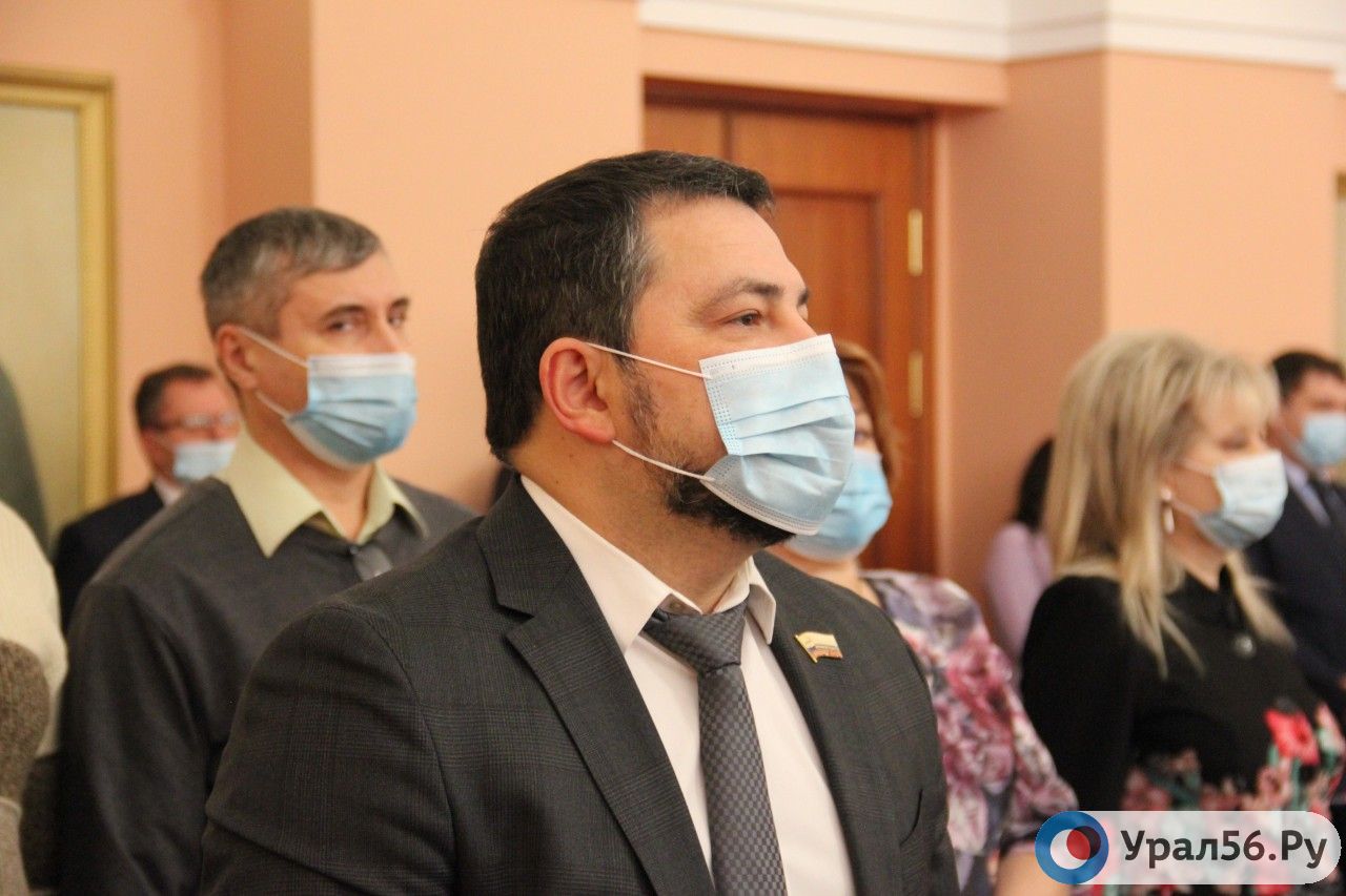 Зампред горсовета Оренбурга Артем Сафиуллин задержан в Нижнем Новгороде. Его подозревают в мошенничестве, сообщили источники Урал56.Ру Как нам стало известно, пока депутата задержали на 72 часа, затем суд будет решать, заключать ли его в СИЗО. Задержание может быть связано с деятельностью компании «Дмстрой» руководитель – Артем Сафиуллин и рядом других фирм, связанных с ним. Так, в Нижегородской области в 2023 году был заключен контракт на работы на канализационных очистных сооружениях на сумму порядка 124 млн рублей. Подрядчиком выступило ООО «МЭК», интересы которого по доверенности представлял Сафиуллин, утверждают СМИ. Сейчас же стало известно, что стоимость контракта могла быть серьезно завышена искусственно за счет того, что исполнитель добился изменения сметы для поставки оборудования якобы, то, которое было изначально указано, стало недоступно из-за санкций . Новые суммы как раз просчитывали в Оренбурге. Чкаловск, который и выступал заказчиком работ, мог переплатить при этом около 35 млн рублей. Официальных комментариев по поводу сложившейся ситуации пока не поступало.
