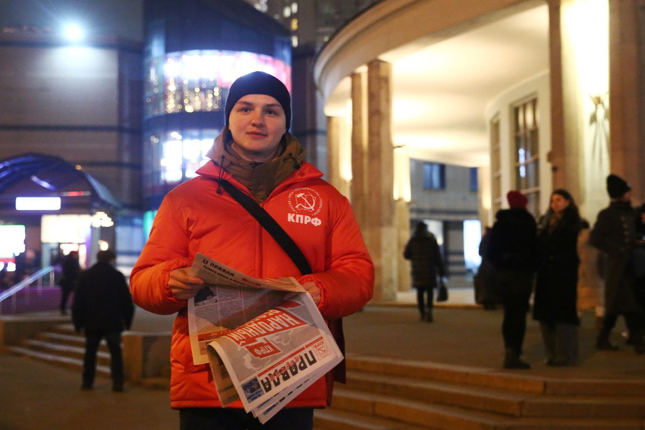 Старт Народного референдума в Москве  Активисты столичных городских отделений КПРФ и ЛКСМ РФ на пикетах, проводимых в рамках акции «Народный референдум».  10 февраля 2025 года в рамках начавшейся акции «Народный референдум» активисты Московского городского отделения КПРФ и МОГ ЛКСМ РФ собирали подписи жителей столицы по вопросам национализации ЖКХ, введения государственного регулирования ценообразования, отмены пенсионной «реформы» и принятия закона о государственной социальной поддержки поколения «Детей войны». Коммунисты и комсомольцы также распространяли последние выпуски газеты «Правда Москвы», содержащие перечень выносимых на Народный референдум вопросов.