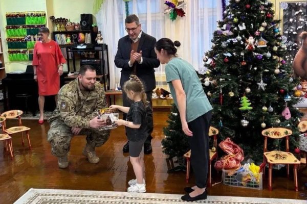 Новогодние подарки от главы Коми и Единой России находят адресатов по всей республике В разных уголках республики секретари местных отделений партии депутаты Советов муниципальных образований секретари первичных отделений ЕР и актив Молодой Гвардии Единой России лично поздравляют детей из семей участников СВО многодетных и нуждающихся семей даря им сладкие наборы   komiinform ru news 289845