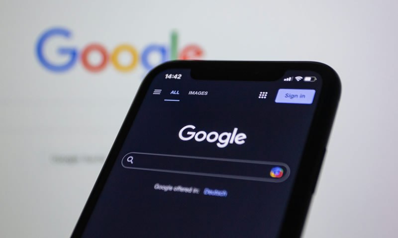 Новостные сайты теряют трафик из-за ИИ-обзоров Google По данным The Wall Street Journal, новые функции поиска Google, такие как ИИ-обзоры, приводят к резкому снижению трафика на новостные ресурсы. Пользователи получают краткие ответы на свои запросы прямо в поисковой выдаче, что исключает необходимость перехода на сайты новостей. Так, у The New York Times доля трафика с органического поиска снизилась с 44% в 2022 году до 36,5% в 2025. Особенно сильнее всего это затрагивает сайты, предлагающие практическую информацию, такие как путеводители и обзоры товаров. Несмотря на утверждения Google о том, что внедрение ИИ способствует увеличению общего трафика, многие издания отмечают, что выигрывает в первую очередь сама поисковая платформа. В ответ на изменения, некоторые медиа, такие как The New York Times и The Atlantic, начали адаптироваться, сотрудничая с технологическими компаниями для обучения ИИ-систем. Источник: TechCrunch