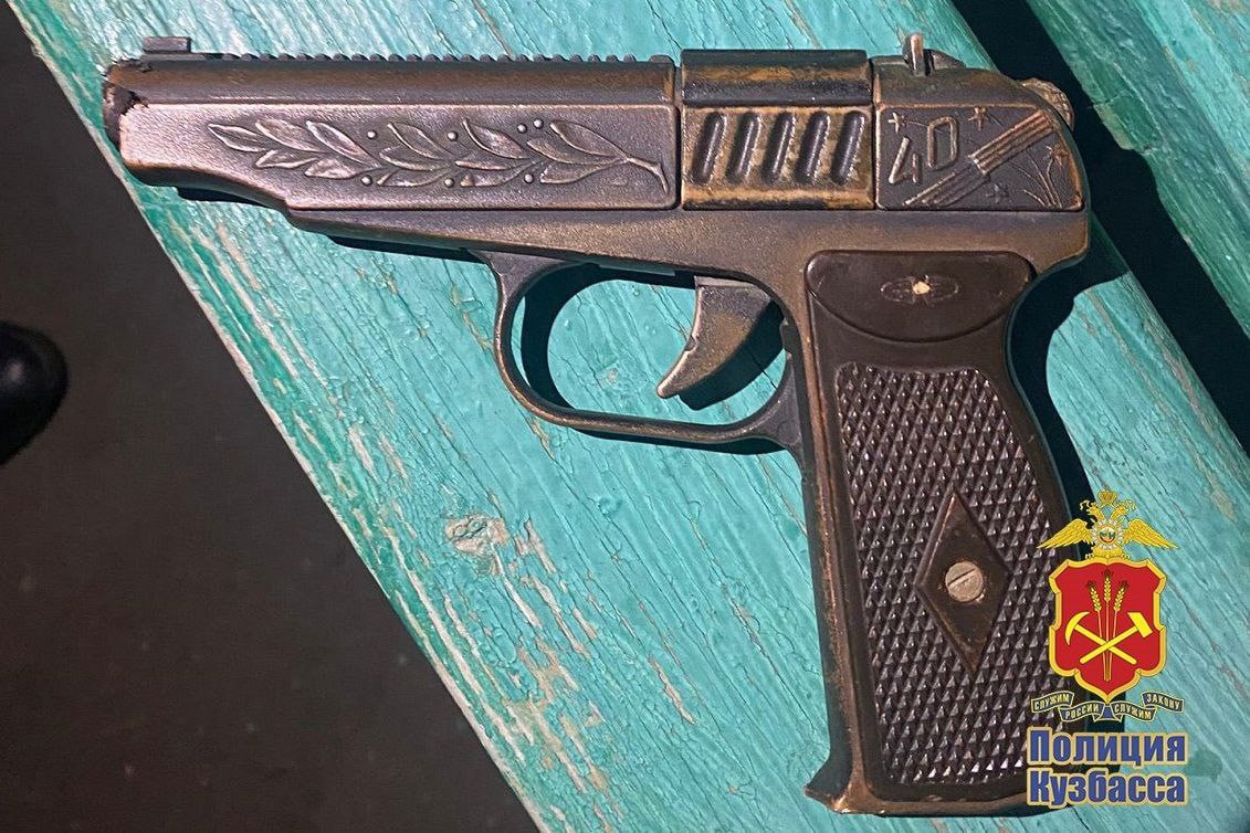 В Кемерове женщина гуляла по бульвару с игрушечным пистолетом В Кемерове полиция задержала 48 летнюю женщину разгуливавшую по бульвару Строителей с предметом похожим на пистолет Видео с ней появилось в соцсетях после чего на место выехали правоохранители сообщили в ГУ МВД по Кузбассу Оказалось что горожанка была в нетрезвом состоянии а оружие игрушечным Женщина выгуливала собаку и поссорилась с прохожими после чего выбросила пистолет в урну На нарушительницу составили административный протокол за появление в общественном месте в состоянии опьянения ей назначен штраф 500 рублей Инцидент Кемерово