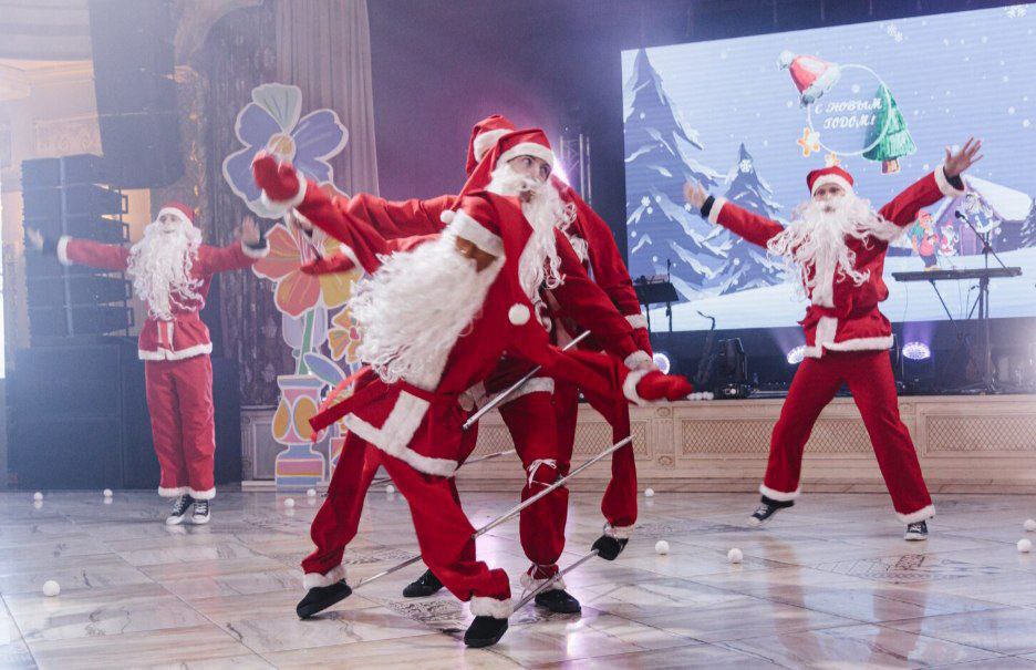 Спрос бизнеса на новогодние корпоративы снизился на треть В 2025 году он сократился на 30 год к году Причина в оптимизации расходов Некоторые компании переносят мероприятия в январь другие выбирают самодеятельные программы В этом году 44 компаний сократили количество развлекательных корпоративных мероприятий Доля однодневных событий выросла до 48 а двухдневных до 33 Стоимость корпоративного мероприятия на Новый год начинается от 10 тыс рублей на человека fatcat18