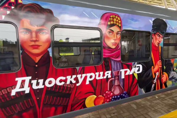 Аэропорты Сочи и Сухума через два года соединит железнодорожный маршрут Железнодорожный маршрут, который станет продолжением запущенной в мае электрички из Сириуса в Абхазию, соединит аэропорты Сочи и Сухума. Маршрут расширят в течение двух лет, заявил президент Республики Абхазия Бадра Гунба на полях Кавказского инвестиционного форума. Об этом сообщает ТАСС. Электропоезд "Диоскурия" с 1 мая 2025 года впервые начал ежедневно курсировать по маршруту между станцией Имеретинский курорт, расположенной на федеральной территории Сириус, и Сухумом. "С 1 мая возобновилось железнодорожное сообщение, пошла первая электричка из Сириуса до города Сухум. Надеемся, что мы расширим географию пребывания этой электрички, чтобы связать аэропорт в Сочи с аэропортом Сухума. Мы сейчас проговариваем с коллегами, будем заниматься реконструкцией инфраструктуры железнодорожных путей", – сказал Гунба. aviaru.net/n283914