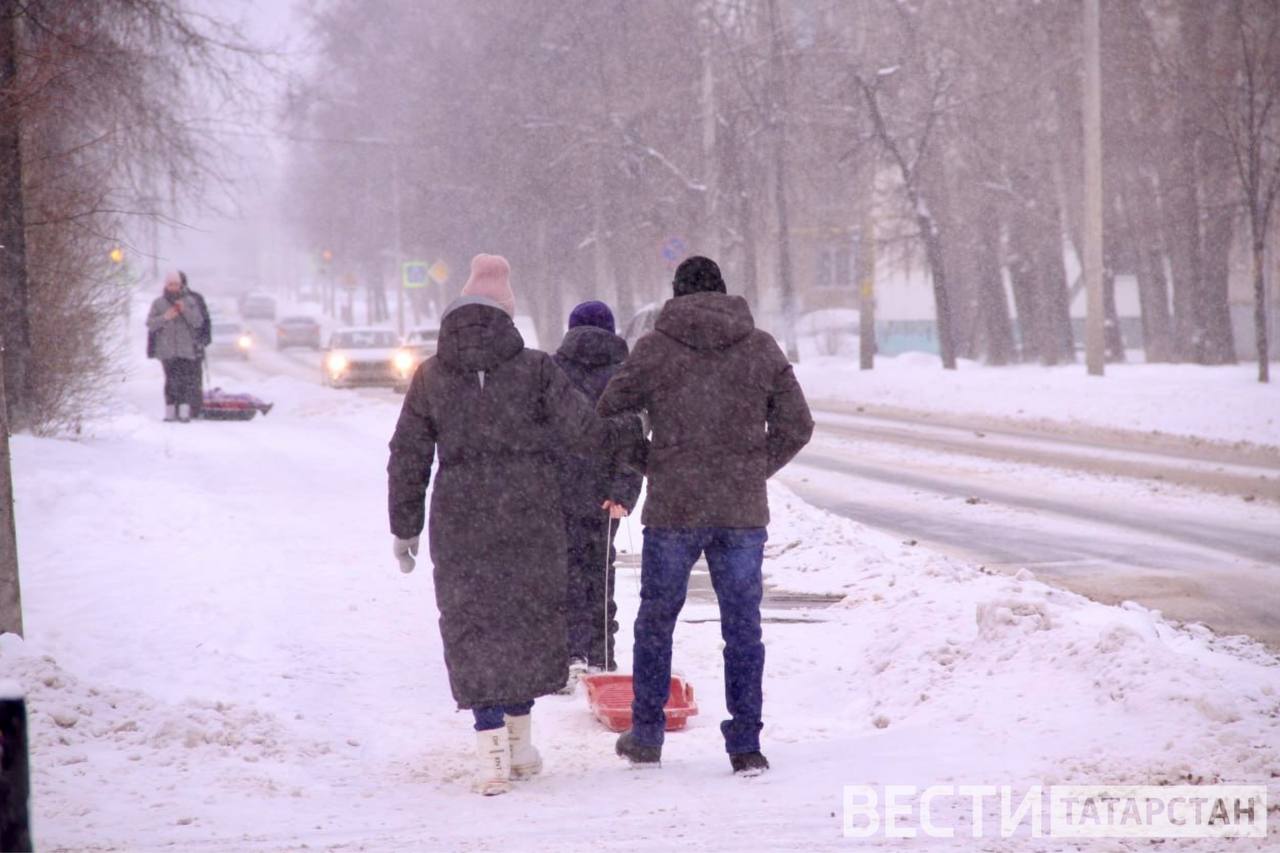 В Татарстане 2 и 3 февраля ожидается гололедица  По прогнозу синоптиков, вечером 2 февраля, а также ночью и днем 3 февраля на территории республики местами ожидаются гололедица и туман. 3-4 февраля пройдет мокрый снег.  Ночью столбики термометров покажут до -1..-6°, днем до 0..-3°.  Подписаться   Сообщить новость