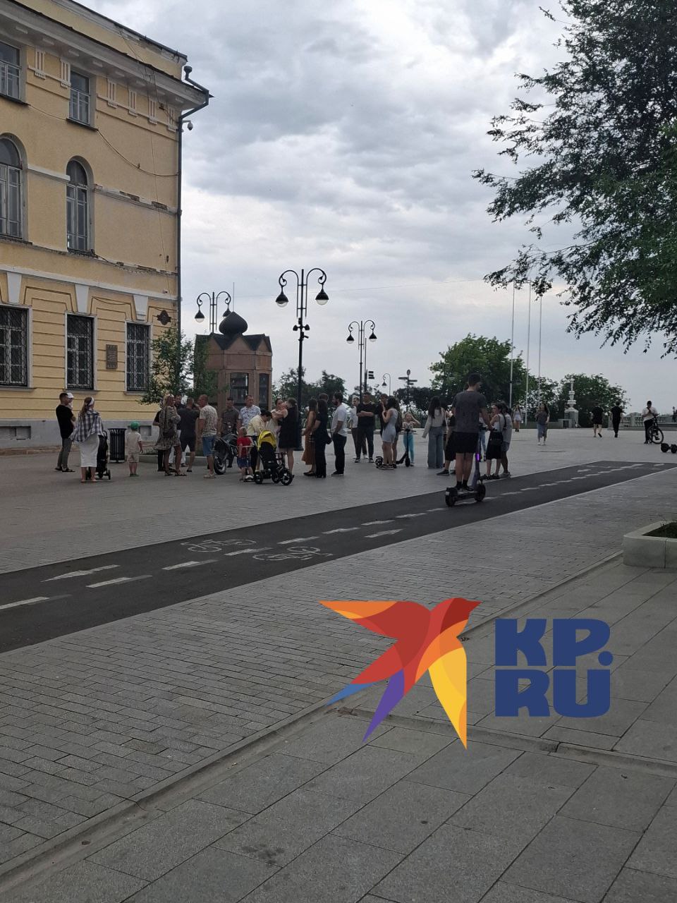 Прямо сейчас на улице Советской подросток на питбайке сбил мужчину с маленьким ребёнком на руках. Несовершеннолетнего успели задержать очевидцы. Малыш и оренбуржец, к счастью, не получили серьезные травмы. На место вызвали полицию. Всего по пешеходной улице на большой скорости промчались четыре питбайка. После ДТП остальные скрылись.