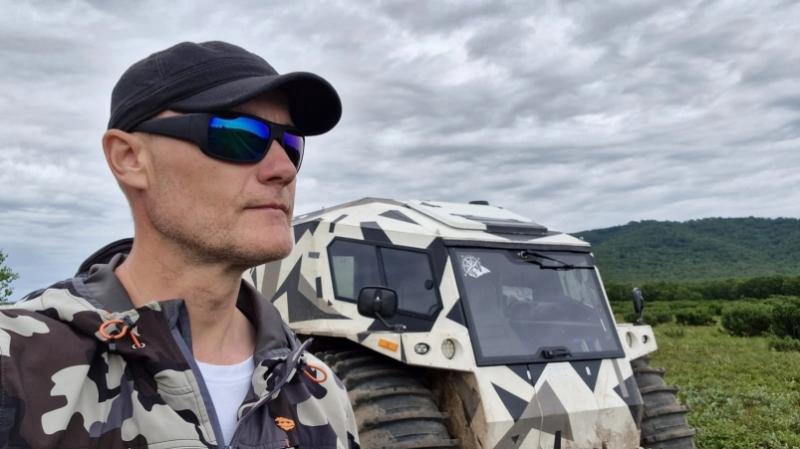 Почему SMS от МЧС приходят с задержкой Министр ЧС Камчатки Сергей Лебедев прокомментировал ситуацию с задержками рассылки SMS уведомлений от РСЧС на своей странице во ВКонтакте По словам министра сообщения отправляются пакетами по 500 штук из за чего одни жители получают оповещения быстрее другие позже Сергей Лебедев подчеркнул что сообщения передаются посредством обычного телефонного канала связи который отличается меньшей скоростью по сравнению с интернет каналами Однако для пользователей чьи устройства не поддерживают подключение к интернету SMS остаются единственным способом оперативного информирования Для своевременного информирования министр порекомендовал устанавливать приложение МЧС России и подписываться на телеграм канал ведомства Мы в MAX