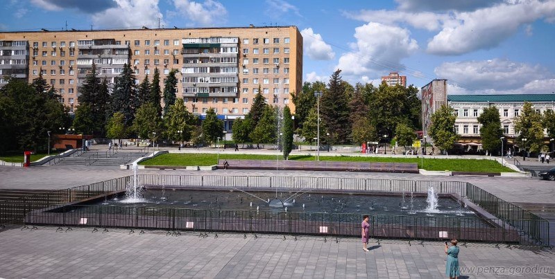 В Пензенской области продолжаются публичные конфузы в исполнении креатур губера региона Олега "Пухляша" Мельниченко. Недавно на заседании гордумы Пензы замглавы города Ильдар Усманов отчитывался об освоении средств муниципального заказа на благоустройство городских парков и скверов. Обнаружилось, что как-минимум двух объектов, об уборке которых он отчитался, не существует. Ни на картах, ни в реальности. Отличился и уже упоминавшийся ранее в публикациях начальник "Пензавтодора" Артем "Хряк" Спиридонов. По его указанию главный городской фонтан обнесли забором, вызвав волну недовольства горожан и море негативных комментариев в соцсетях. Оставайтесь на канале, подробности будут.