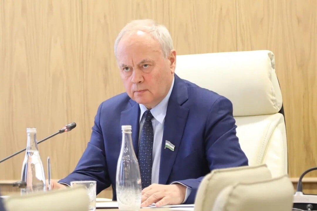Курултай займется опасными породами собак Председатель Госсобрания Башкирии Константин Толкачев поручил депутатам разработать предложения по регулированию содержания собак потенциально опасных пород Парламентарии намерены опереться на нормативы и практики других регионов России Как пояснили в Курултае поводом стали многочисленные обращения граждан Жители жалуются что в соседних квартирах содержат крупных собак бойцовых пород порой их несколько что создает постоянную угрозу для безопасности людей особенно детей и пожилых граждан Проживание нескольких больших собак в одной квартире также не является нормальным условием содержания питомцев Речь не идет о тотальном запрете Наша задача найти разумный баланс Мы должны предусмотреть четкие и понятные правила содержания таких животных возможно установить ограничения по количеству и породам обязать владельцев соблюдать дополнительные меры безопасности Вопрос требует детальной проработки с участием кинологов юристов представителей общественности и органов местного самоуправления прокомментировал Константин Толкачев Честно говоря подписывайтесь