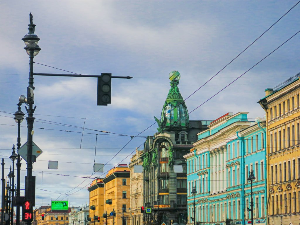 14 февраля в Доме книги пройдут Книжные знакомства от сервиса ВК Знакомства тёплый вечер для желающих поговорить о любимых художественных произведениях и завести новых приятелей Вечер откроет встреча с актёром петербургского театра Буфф Никитой Крахмалёвым А завершится день розыгрышем подарков Кроме того в рамках акции Новая жизнь старых историй все выходные Дом книги совместно с благотворительным магазином Спасибо будет принимать старые книги и вещи связанные с прошлым бывшими отношениями дружбой или городом детства В обмен участники получат небольшие подарки помогающие начать новую личную историю А весь февраль на Невском 28 можно будет найти валентинки благотворительного фонда Антон тут рядом