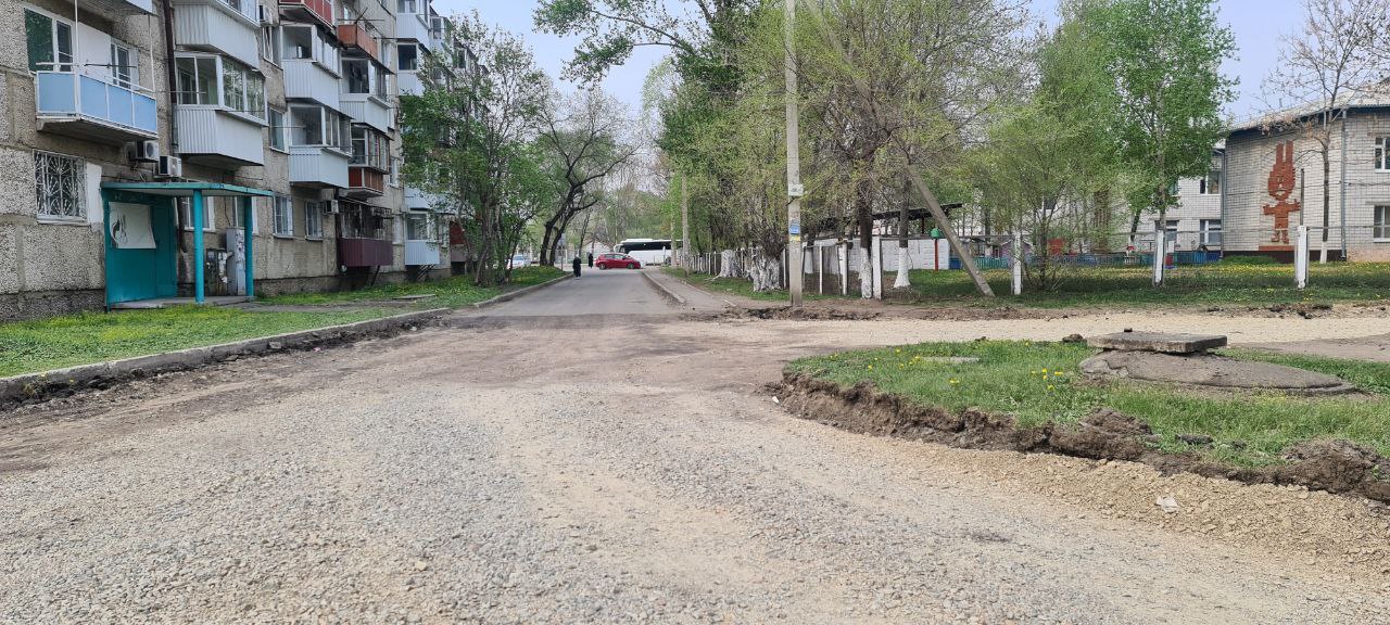 В Биробиджане приводят в порядок междворовые проезды Финансовые средства городу пришли в рамках Президентской дальневосточной субсидии. Большой объем работ предстоит провести на Советской, Невской, Широкой и других крупных улицах областного центра. Благодаря федеральной поддержке в городе будут созданы безопасные и комфортные условия для пешеходов. Накануне мэр Биробиджана Максим Семёнов, депутаты городской Думы Кирилл Девятко и Виктория Паздникова осмотрели ход работ, обсудили проблемные вопросы. В общей сложности здесь будет уложено 70 000 квадратных метров асфальта, - прокомментировал мэр Биробиджана Максим Семёнов. – В первую очередь уделяем внимание территориям, которые ведут к социальным учреждениям, а также отрабатываем жалобы наших горожан. Это то, о чем говорит врио губернатора ЕАО Мария Федоровна Костюк. Сейчас специалисты ведут подготовительные работы по ул. Невской. Здесь снимают старое покрытие, демонтируют бортовой камень. Запланированы работы по улицам Советской и Широкой. Ремонт междворовых проездов в Биробиджане начался в прошлом году. Новое покрытие получили территории в микрорайонах Осенняя 15 000 квадратных метров и Бумагина 12 000 квадратных метров . #дороги #биробиджан #ремонт2025 #мэриябиробиджана