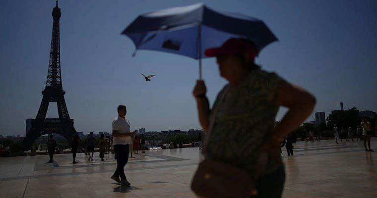 По данным Copernicus 2025 год занял третье место по уровню тепла среди всех годов зафиксированных на планете и в Европе За последние 11 лет наблюдается рекордное повышение температуры и Европа испытывает это изменение намного более ощутимо чем другие регионы Земли