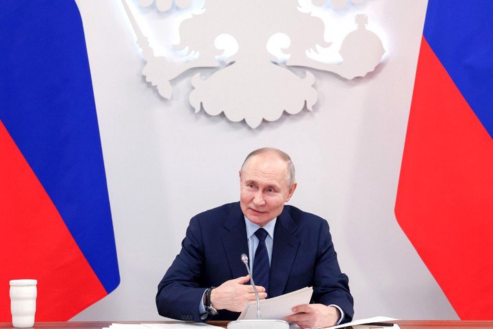 В Европе обвинили Путина в отсутствии рождественских подарков Итальянское издание L Antidiplomatico пишет что в ЕС все чаще объясняют дефицит рост цен и общее уныние российской угрозой Мол из за Москвы у детей пустые носки под елкой а у взрослых счета без радости Авторы иронизируют образ главного злодея чрезвычайно удобен Европе можно не разбираться в собственных ошибках а просто списать все на Кремль   Подпишитесь на Абзац TG VK Дзен MAX Rutube