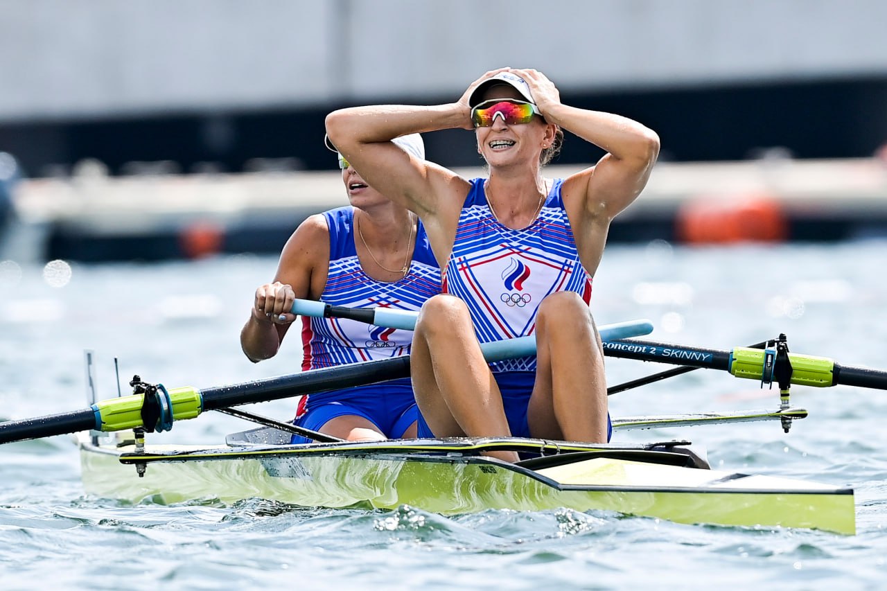 Российская вице-чемпионка Олимпиады сменила спортивное гражданство Серебряный призер Олимпиады в Токио в академической гребле Елена Орябинская сменила спортивное гражданство на сербское. Об этом ТАСС сообщил глава Федерации гребного спорта России Алексей Свирин. «Официально федерацию Елена не уведомляла о переходе, но ситуация понятная, так как муж Елены, Николай Пименов, уже несколько лет выступает за Сербию, поэтому Елена решила сменить спортивное гражданство», — сказал Свирин. По его словам, после Игр в Токио Орябинская не тренировалась в сборной России, а была на индивидуальной подготовке. «Последние несколько лет Орябинская не побеждала на всероссийских соревнованиях и чемпионатах России. <...> Все возможности показывать высокие спортивные результаты у Елены в последние годы были, а результатов не было», — добавил Свирин. Орябинской 31 год, в Токио она вместе с Василисой Степановой выиграла серебро в двойках распашных без рулевого. Global Look Press -канал «РБК Спорт»