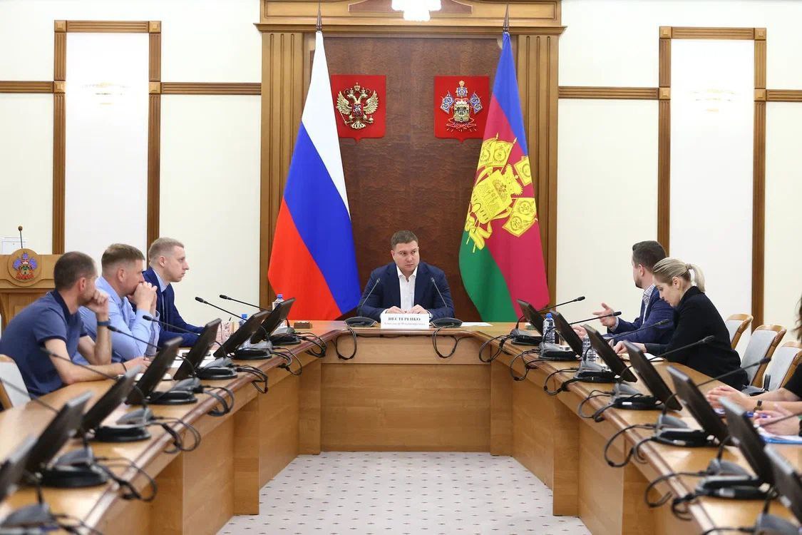 Александр Нестеренко принял участие в рабочей встрече представителей строительной отрасли по реализации крупных инфраструктурных проектов в ЮФО Мероприятие было организовано ФАУ «Главгосэкспертиза России». – Такие встречи оказывают влияние на формирование эффективной системы управления строительным комплексом. Они позволяют нам своевременно реагировать на текущие вызовы, находить оптимальные решения и определять стратегические направления развития отрасли. Диалог получился конструктивным, и мы договорились о дальнейшей совместной работе по оптимизации процессов. Уверен, что принятые на встрече решения положительно скажутся на качестве и эффективности строительных проектов в нашем регионе, – подчеркнул вице-губернатор Александр Нестеренко.