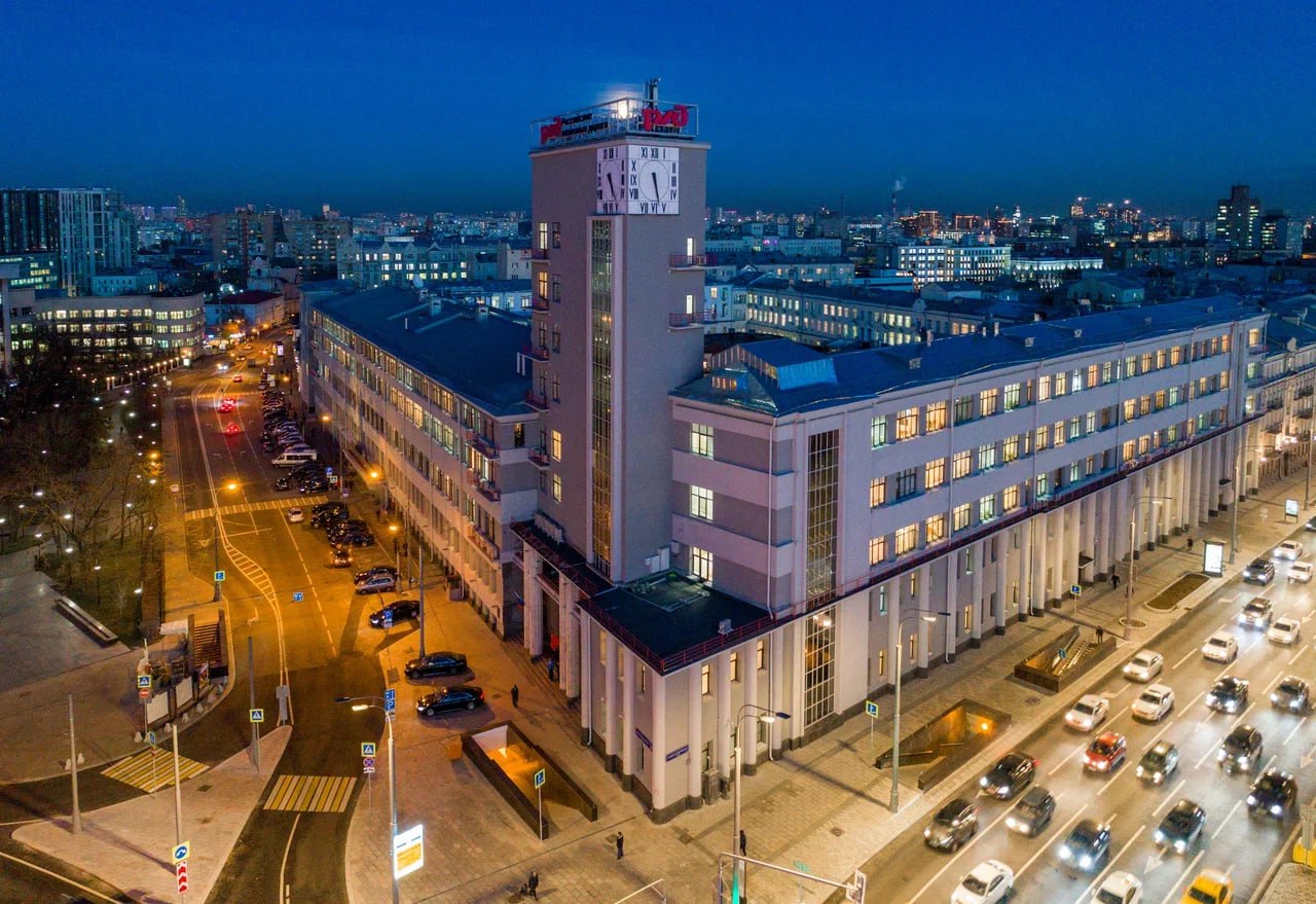 РЖД вошли в число лидеров рейтинга ВЦИОМ Согласно национальному рейтингу социальной репутации бизнеса подготовленного Аналитическим центом ВЦИОМ РЖД стали лидерами в номинации Общественная польза За холдинг проголосовали 59 респондентов По мнению аналитиков граждане воспринимают деятельность компании как критически важную для страны и повседневной жизни Кроме того РЖД возглавили номинацию Прорыв в будущее В ней россияне определили компании которые наиболее значимы для будущего и развития страны В сводном рейтинге социальной репутации РЖД заняли второе место Исследование основано на всероссийском интернет опросе проведённом в начале декабря среди более чем 3 тыс респондентов