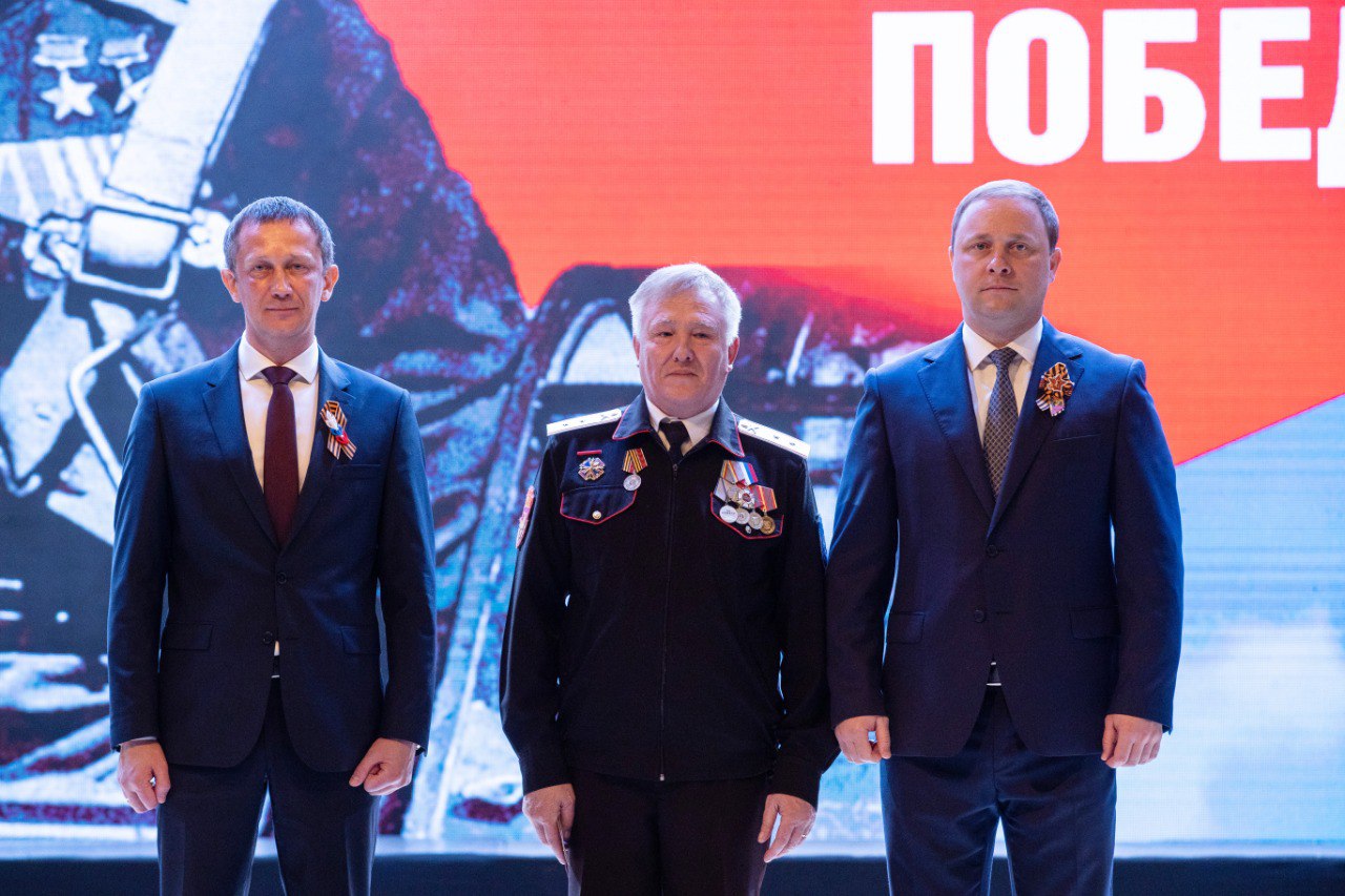 В Анапе отметили 14-ю годовщину присвоения звания «Город воинской славы» Участников торжественного мероприятия в Городском театре поздравили с памятной датой и грядущим юбилеем Великой Победы мэр Василий Швец и председатель Совета Вячеслав Вовк. – 80 лет назад советский народ подарил мир всему миру, и очень важно это помнить, гордиться и передавать следующим поколениям. Сегодня нам выпала честь видеть в этом зале настоящих героев, которые подвигами вписали свои имена золотыми буквами в историю нашего государства, – отметил Василий Швец. Под несмолкающие аплодисменты зрителей участникам Великой Отечественной войны Ивану Ивановичу Малунову и Алексею Петровичу Парфёнову вручили свидетельства о присвоении звания «Почетный гражданин Анапы». Накануне 9 Мая решением Совета высоким званием удостоили всех участников войны, проживающих в городе, однако прийти на мероприятие здоровье позволило не всем. Им знаки отличия доставят на дом. Вячеслав Вовк акцентировал: «Мы гордимся нашим Городом воинской славы – здесь, на этой земле, ковалась слава русского оружия. Присвоению Анапе высокого звания предшествовала большая и кропотливая работа ветеранских организаций, военного гарнизона, поисковиков, краеведов». Троим анапчанам – участникам специальной военной операции – вручили медали «За храбрость» 2-й степени и «За спасение погибавших». Также за большой личный вклад в патриотическое воспитание подрастающего поколения, сохранение военно-исторического наследия, популяризацию событий военной истории России и ее героев медалями Союза городов воинской славы наградили краеведов, сотрудников музеев, образовательных, ветеранских и поисковых организаций. Завершил мероприятие концерт лучших творческих коллективов Анапы. #80ЛетПобедыКубань #80ЛетПобедыАнапа