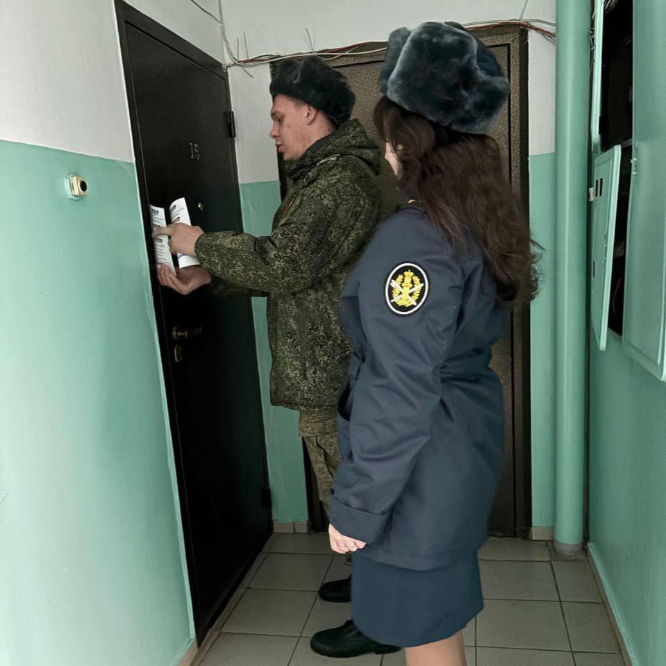 Сотрудники ФСИН начали приходить домой к уральцам с судимостью предлагая службу по контракту В Заречном сотрудники Федеральной службы исполнения наказаний ФСИН начали обходить квартиры людей с судимостью но не отбывающих наказание в колонии Вместе с инспекторами в этих визитах участвует специалист по отбору на военную службу   Цель предложение заключить контракт с Министерством обороны Во время бесед жителям рассказывают об условиях службы денежных выплатах социальных льготах и раздают информационные листовки Профилактические беседы так их называют проходили 25 и 26 октября Новости Екб тут SvetEKB