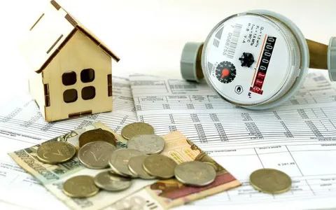 В Госкомцен Якутии разъяснили почему за отопление приходится платить и летом Руководитель Государственного комитета по ценовой политике Якутии Николай Бочков в ходе прямого эфира на официальных страницах Администрации Главы и Правительства республики в социальных сетях дал разъяснение по платежам за отопление в летний период На федеральном уровне предусмотрено что субъект Российской Федерации имеет право выбрать один из методов внесения оплаты услуг за отопление либо равномерными долями в течение года либо по факту поставки ресурса В Якутии принят региональный нормативно правовой акт который определяет что на территории республики оплата за отопление вносится равномерно в течение всего года в том числе и в летние месяцы Подробности с разъяснениями на более простом разговорном языке читайте на   сарданагазета рф v goskomczen yakutii razyasnili pochemu za otoplenie prihoditsya platit i letom redsardana ulusmedia