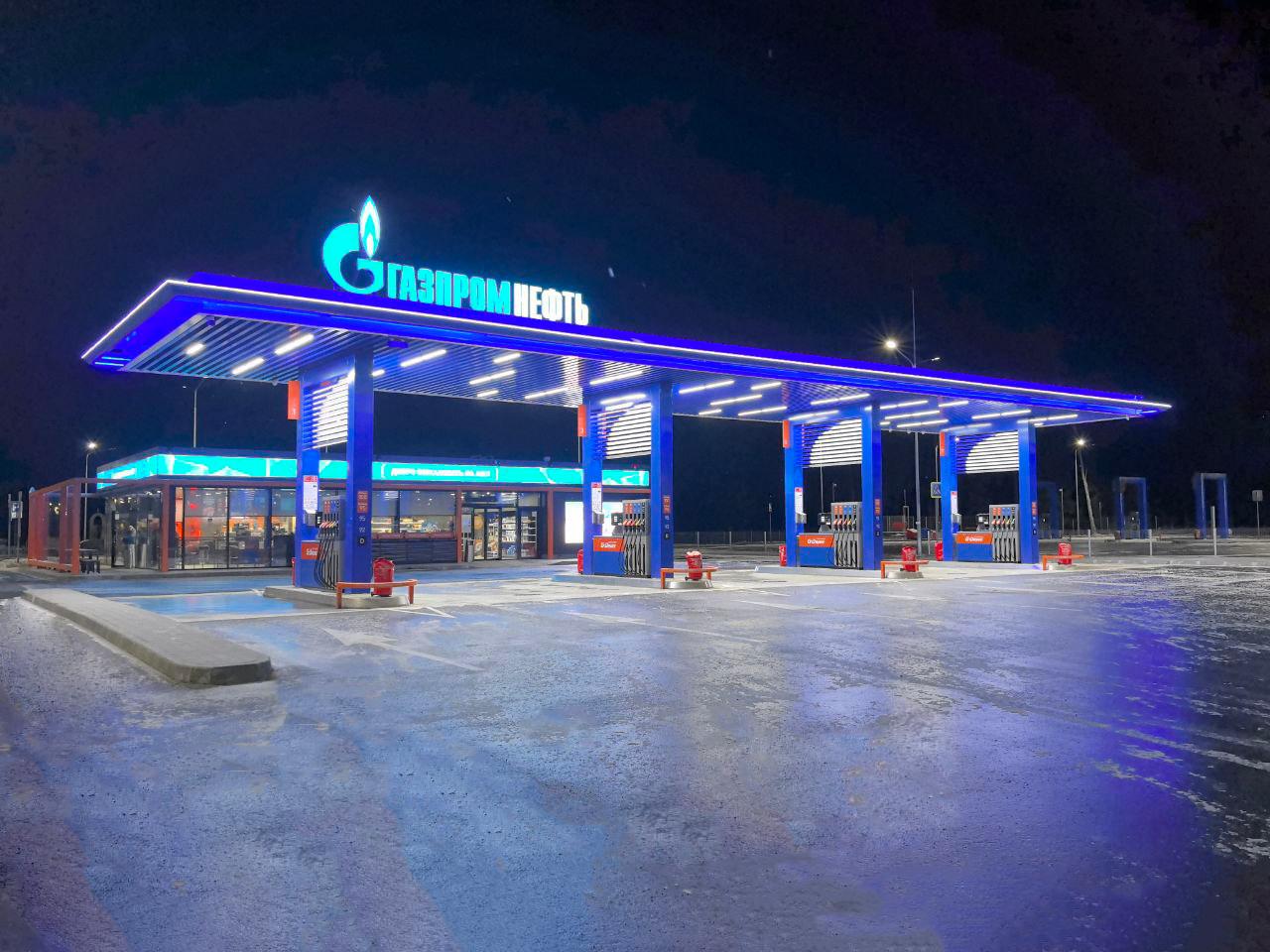 На ЦКАД открылась седьмая многофункциональная зона дорожного сервиса Объект расположен на 66 км внутренней стороны дороги напротив ранее открытой МФЗ Он соответствует принципам клиентоцентричности и семейноцентричности Здесь есть все необходимое для автомобилистов и семей с детьми при поездках на дальние и близкие расстояния На территории МФЗ современная автозаправочная станция парковочные места и стоянки дополнительные услуги как подкачка шин душевые горячее питание пеленальный столик детская и спортивная площадки Более подробно читайте на сайте Телеграм MAX Забустить