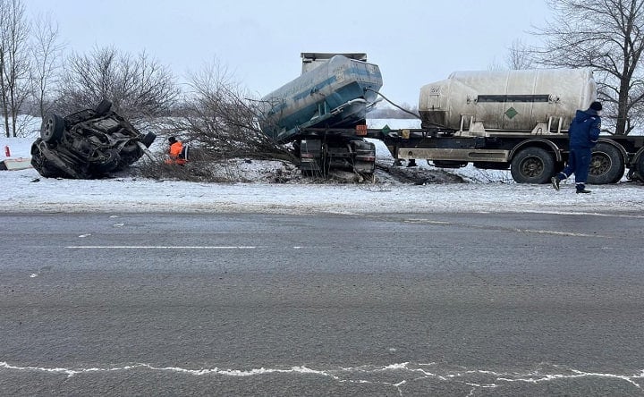 Под Новочеркасском погиб водитель внедорожника в ДТП с грузовиком   Водитель внедорожника Chevrolet TrailBlazer погиб после столкновения с грузовиком с цистерной 23 февраля на 28 км + 150 м автодороги Новочеркасск — Каменоломни.  60-летний водитель Chevrolet TrailBlazer двигался со стороны посёлка Верхнегрушевского в сторону райцентра Каменоломни. Как сообщила пресс-службу Госавтоинспекции, он нарушил правила расположения транспортного средства на дороге, выехал на полосу встречного движения и столкнулся с автомобилем Mercedes-Benz Actros с цистерной-полуприцепом, который ехал со стороны посёлка Каменоломни.  После столкновения с грузовиком Chevrolet TrailBlazer вынесло с проезжей части и по инерции автомобиль въехал в дерево. В результате ДТП водитель Chevrolet скончался.   Полицейские устанавливают все обстоятельства произошедшего. #новости #Новочеркасск