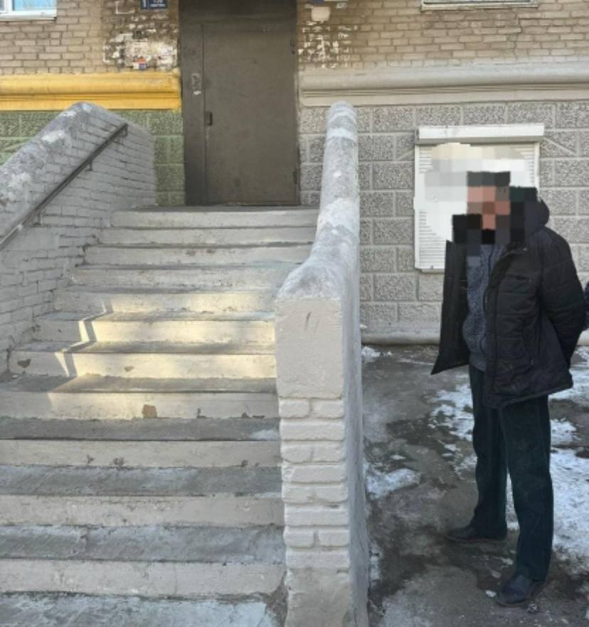 В Уссурийске Приморского края суд вынес приговор закладчику героина Уссурийский районный суд вынес приговор ранее судимому жителю Владивостока, обвиняемому в незаконном сбыте наркотиков. По версии следствия, в феврале 2024 года 45-летний приморец, выполняя функцию наркокурьераодного из теневых интернет-магазинов по продаже наркотических средств, прибыл в город Уссурийскс целью оборудования тайников с наркотическим веществом. Сотрудники подразделения по контролю за оборотом наркотиков отдела МВД России по городу Уссурийску с поличным задержалиправонарушителя при попытке сбыть сверток с наркотиком около дома № 107 на Владивостоком шоссе. С места происшествия полицейские изъяли сверток с запрещенным веществом. Еще один сверток обнаружили у задержанного в кармане куртки в ходе личного досмотра. В результате обследования салона арендованного задержанным автомобиля Хонда Фит полицейские обнаружили оставшиеся 9 фольгированных свертков с наркотическим средством «героин», предназначенных для дальнейшего сбыта. Криминалистическая экспертиза установила, что содержимым всех изъятых фольгированных свертков является наркотическое средство - героин массой 3,84 г, что квалифицируется как крупный размер. Следователем отдела МВД России по городу Уссурийску было возбуждено уголовное дело по признакам преступления, предусмотренного частью 3 статьи 30, пункту «г» части 4 статьи 228.1 Уголовного Кодекса Российской Федерации На период расследования уголовного дела фигурант находился под стражей. В ходе следствиябыла собрана доказательственная база причастности фигуранта уголовного дела к совершению преступления против общественной нравственности и здоровья населения. Уссурийский районный суд, рассмотрев материалы уголовного дела, признал подсудимого виновным и по совокупности преступлений, с учетом назначенного наказания по ранее вынесенному приговору суда, назначил окончательное наказание в виде 12 лет лишения свободы с отбыванием наказания в исправительной колонии особого режима. Приговор не вступил в законную силу. Полиция Приморья