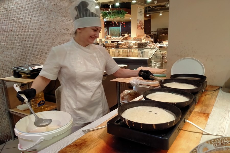 Блинный обзор в Новосибирске на Масленицу готовят блины бургеры и блины с трюфельным жюльеном С 16 по 22 февраля в России отмечается Масленица В той или иной степени в ней принимает участие большинство заведений общепита В Новосибирске блины продают в ресторанах кофейнях столовых и точках стритфуда Если изучить меню заведений разных ценовых категорий можно увидеть что блин может быть и самой доступной едой и довольно дорогой А еще блины бывают очень разными Infopro54 составил специальный масленичный обзор необычных блюд Подробнее читайте по ссылке     INFOPRO54 Мы в других соцсетях MAX VK Дзен ОК Фото Infopro54