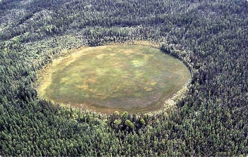 В Красноярском крае появится экотропа к эпицентру падения Тунгусского метеорита Маршрут названный Тропа Кулика в честь первого исследователя Леонида Кулика обустроят к 2028 году с маркировкой зонами отдыха и безопасными стоянками Туристов доставят по реке до начала пути а дальше пешком через тайгу к месту где до сих пор виден радиальный вал поваленных деревьев от той загадочной катастрофы 1908 года Открытие приурочат к 120 летию события