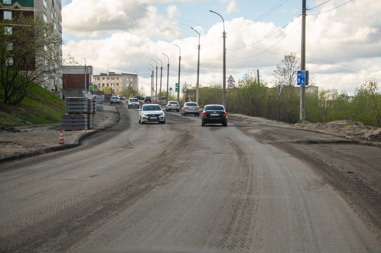 В Мурманске продолжается масштабный ремонт городских дорог! В этом году будут приведены в порядок 10 участков в рамках национального проекта «Инфраструктура для жизни», а по плану «На Севере — жить!» две пешеходные связи и 4 дороги. Одна из них — на улице Капитана Орликовой, от дома №38 до примыкания к Кольскому проспекту. Здесь уже активно идут работы: дорожники снимают старый асфальт на проезжей части и тротуарах, демонтируют бортовые камни. Следующим этапом станет устройство асфальтобетонного покрытия, установка новых бордюров, канализационных люков, ограждений и современных тактильных указателей. Этот участок особенно важен, он соединяет крупный микрорайон с главной транспортной артерией города. Каждый день по нему проезжают тысячи жителей, как на личных автомобилях, так и общественном транспорте. Также это основной проезд для экстренных служб. ‼ А ещё на этом отрезке расположены социально значимые объекты — остановочные комплексы, городской Дом молодежи и офис врача общей практики. Благодаря ремонту дорога станет не только более современной и удобной, но безопаснее для всех жителей.