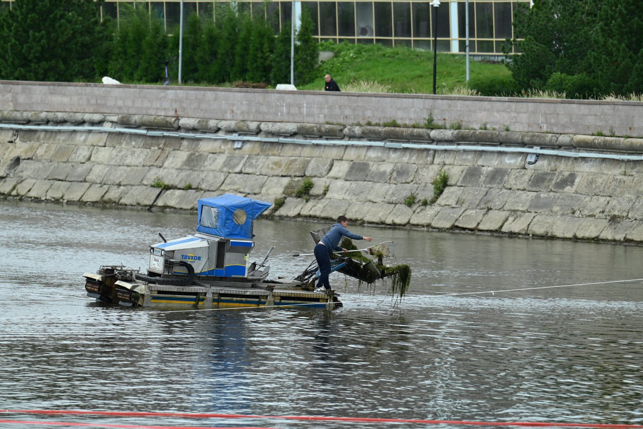 В Челябинске возобновились работы по очистке реки Миасс К уборке береговой линии и водоема подключилась специализированная техника. Напомним, реку Миасс в этом году уже очищали от бытового и наплавного мусора, а также водной растительности. Но учитывая нерестовый период, работы велись в «ручном» режиме. С сегодняшнего дня к очистке русла реки привлечено 5 специализированных многофункциональных машин, осуществляющих очистку на участках от улицы Энгельса до недостроенного конгресс-холла. «Техника оборудована навесками в виде косилок и граблей-коллекторов, что позволяет скашивать подводную и надводную растительность, а также собирать ее наряду с другим мусором», – рассказали в министерстве экологии Челябинской области. Помимо уже указанного участка, в районе пруда Коммунар продолжаются работы по извлечению донных отложений, для этого используется земснаряд, который при помощи специального «насоса» извлекает ил со дна. В минэкологии обратились к жителям и гостям областного центра Южного Урала, призвав бережно относиться к водным ресурсам и поддерживать чистоту.