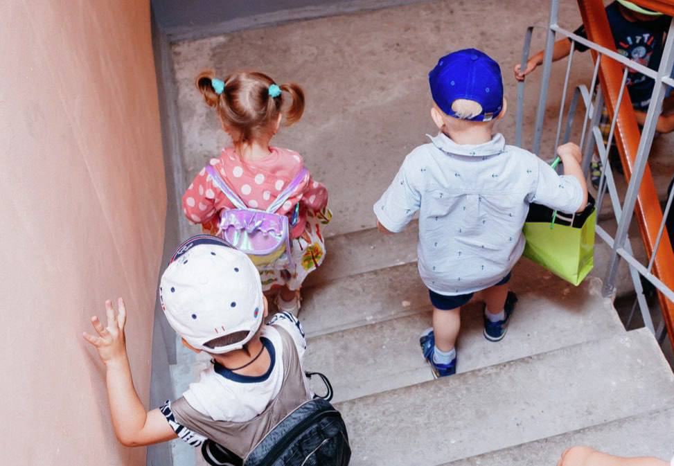 Деньги сразу нашлись на открытие садика после огласки в СМИ опечатанный детсад скоро откроют На DVHAB и по ТВ рассказали о вопиющей ситуации и огласка дала свои плоды Кратко после закрытия детского сада на Панфиловцев который был опечатан судебными приставами из за нарушений пожарной безопасности все дошкольники были распределены в другие учреждения и родителям сказали помалкивать аж до января Но родители наоборот рассказали о ситуации в СМИ и понеслось деньги сразу нашлись Мы очень благодарны СМИ которые опубликовали эту новость Нас просили не предавать происходящее огласке но мы решили что нужно по другому Изначально нам говорили что финансирования нет что на 2025 год все расписано Мы должны были сидеть в других детсадах минимум до января Пошел четвертый день как работы ведутся и думаем что это не без помощи огласки поблагодарили родители У нас эксклюзив Написать нам Exclusive bot ПОДПИСАТЬСЯ