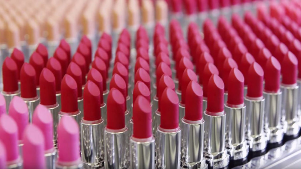 Черногорца ждет суд за кражу губной помады В производстве следственного отдела ОМВД России по г Черногорску находилось уголовное дело возбуждённое по признакам преступления предусмотренного ст 158 1 УК РФ в отношении 48 летнего местного жителя Мужчина обвиняется в совершении мелкого хищения совершённого лицом подвергнутым административному наказанию Следствием установлено что в июле находясь в торговом зале магазина расположенного по улице Юбилейная черногорец похитил упаковку губной помады на общую сумму немногим более 2 тысяч рублей Мужчина пояснил что на стеллаже около кассы заметил различный товар включая косметику Так как она находилась ближе к нему незаметно забрал упаковку с помадой и положил в пакет Для того чтобы отвлечь внимание продавца приобрёл бутылку растворителя Преступную добычу злоумышленник быстро реализовал на одном из рынков города потратив выручку на спиртное и сигареты К слову весной текущего года за совершение административного правонарушения предусмотренного ч 2 ст 7 27 КоАП РФ мелкое хищение горожанин уже был подвергнут административному штрафу в размере 3 тысяч рублей Несмотря на это злоумышленник вновь преступил закон В настоящее время расследование уголовного дела завершено с обвинительным заключением оно направлено в суд для рассмотрения по существу За мелкое хищение чужого имущества совершённое лицом подвергнутым административному наказанию фигурант может провести один год в местах лишения свободы полицияхакасии мвдхакасии мвд19 черногорск кражавсуд раскрытакража уголовноедело МВД по Республике Хакасия Подписаться