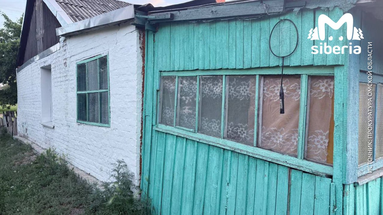 Годовалая девочка захлебнулась в ведре в Омской области, пока пьяные родители спали.  Предварительно, она осталась без присмотра вместе с братьями трёх и четырёх лет в доме в селе Тихвинка. Мать оклемалась через пару часов и нашла дочь мёртвой.  Родителей малышей характеризуют ужасно: пьют, привлекались к ответственности за неисполнение обязанностей.