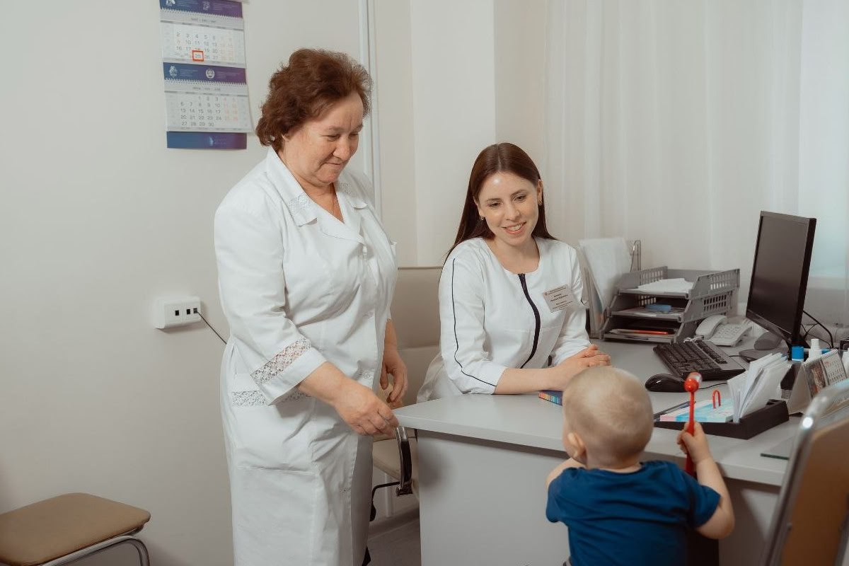 Вологодчина усиливает кадровый состав системы здравоохранения По данным Российской Газеты регион проводит масштабное обновление медицины Объём финансирования вырос до 45 1 млрд рублей значительная часть средств направлена на привлечение специалистов При плане в 550 человек область уже привлекла 349 врачей 497 сотрудников среднего медперсонала Высокий уровень оплаты труда один из факторов притока кадров зарплата терапевтов и педиатров в первичном звене достигает 150 тысяч рублей что делает регион привлекательным для специалистов со всей России Параллельно модернизируется инфраструктура оснащаются больницы обновляются ФАПы повышается доступность медицинской помощи Губернатор Георгий Филимонов подчёркивает что развитие здравоохранения и забота о здоровье людей основа стратегии народосбережения региона Правительство Вологодской области Telegram MAX