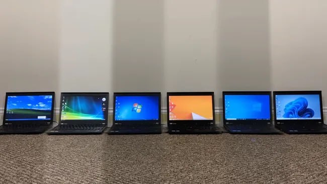 Windows 11 проигрывает своим предшественникам Windows 11 давно превратилась в предмет боли для ее пользователей постоянные апдейты которые ломают систему уже стали обыденностью Поэтому юзеры задались вопросом насколько вообще последняя ОС от Microsoft конкурентоспособна по сравнению со своими предшественниками Собственно они и решили сравнить все операционки Microsoft начиная с XP и посмотреть кто будет наиболее эффективен В качестве тестовой платформы выступили ноутбуки Lenovo ThinkPad X220 с процессором Core i5 2520M 8 ГБ оперативной памяти и жёстким диском на 256 ГБ Вот какие результаты тестов получились   Скорость запуска Windows 8 1 загрузилась быстрее всего а Windows 11 медленнее всего Второй оказалась XP несмотря на то что на ней нет модной функции быстрой загрузки   Управление оперативной памятью Ожидаемо старенькая XP потребляет всего 0 8 Гб памяти в режиме ожидания Windows 11 показывает худший результат 3 7 Гб в простое а например старая добрая семерка справляется и с 1 4 Гб   Работа со вкладками браузера Windows 11 смогла открыть лишь 49 вкладок в браузере до того как объём используемой памяти достиг 5 Гб Для сравнения лидер рейтинга Windows 8 1 смог на те же 5 гигов вытянуть 252 вкладки   Скорость открытия приложений При тесте использовались проводник MS Paint калькулятор Adobe Reader и VLC Media Player В результате Windows 11 снова последняя   Скорость загрузки веб страниц Один из немногих тестов где Windows 11 не провалилась она заняла третье место вслед за 8 1 и 10 Худший результат у семерки   CPU Z В однопотоке лучший результат показала XP очень неожиданный результат Многопоток же затащила Windows 7 Новейшая операционка в обоих тестах заняла четвертое место   CrystalDiskMark Снова XP в лидерах За ней идет 8 1 а Windows 10 и 11 делят третье место   Cinebench R10 В одноядерном тесте одержала победу Windows 8 1 а 11 стала только четвертой В многоядерном же лидером стала Vista а Windows 11 выступила ещё хуже опередив Windows 10 всего на несколько баллов что спасло её от последнего места   СофтТех