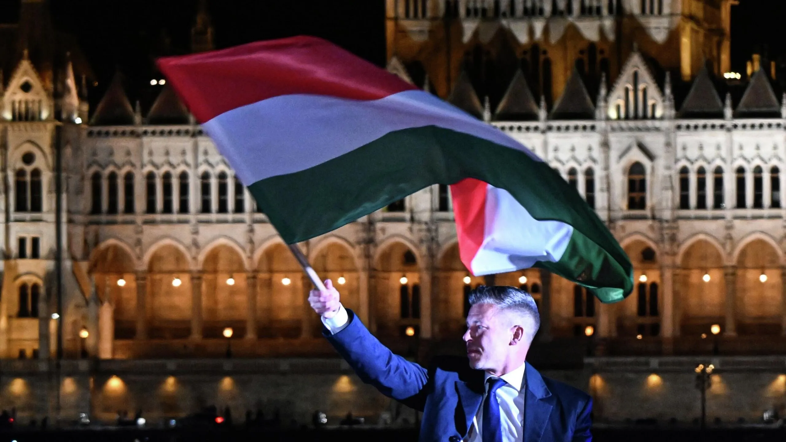 Венгрия после поражения на выборах партии действующего премьера Виктора Орбана и ожидаемой смены власти не станет сразу полностью отказываться от импорта энергоресурсов из России такое мнение в разговоре с РИА Новости высказал политолог директор центра геополитических исследований Института инновационного развития Дмитрий Родионов По результатам подсчета 98 9 голосов на прошедших 12 апреля выборах в парламент Венгрии оппозиционная партия Тиса под руководством Петера Мадьяра получает 138 мест из 199 Политик за день до этого в интервью местной газете Nepszava заявлял что в случае победы придется сесть за стол переговоров с РФ потому что географическое положение обеих стран не изменится а диверсификация энергоносителей по его мнению не произойдет в одночасье Он заявил что будет вынужден вести дела с Россией банально потому что эти энергоносители являются наиболее доступными географически и наиболее дешевыми для Венгрии сказал Родионов РИА Новости