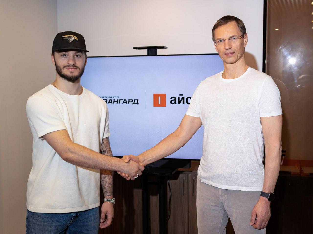 «Авангард» продлил контракт с защитником Семёном Чистяковым Новый контракт заключили на один год, до конца сезона КХЛ 26/27. В прошедшем сезоне Чистяков провел за «ястребов» 81 матч, в которых набрал 47 22+25 очков. По показателю полезности «+37» Чистяков стал лучшим игроком КХЛ прошедшего сезона, а также самым метким защитником Лиги. «За последние годы Семён стал ключевым защитником нашей команды, и мы рады, что договорились с ним о продлении контракта. Его результаты говорят сами за себя: голы, очки, показатель полезности – всё на высшем уровне. Рассчитываем, что он будет становиться только лучше и будет своей игрой подтверждать статус лидера «Авангарда», — сообщил генеральный менеджер ХК «Авангард» Алексей Сопин. Фото: ХК «Авангард»