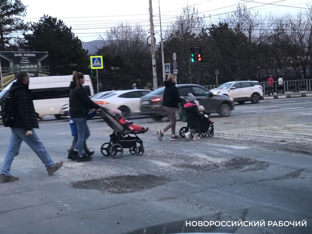 В Новороссийске начнут латать новые ямы по старым адресам Приоритет в ремонте дорог будет отдан магистральным улицам дорогам где проходит общественный транспорт и вблизи социальных объектов Все проблемные места где требуется ямочный ремонт знаем и видим сообщили в Управлении дорог При наступлении благоприятных погодных условий в ближайшее время будут приняты временные меры ямочный ремонт запланирован в 1 квартале То есть объезжать ямы порой по встречке в Новороссийске придется еще долго Заплатки на дорогах после ямочного ремонта при нашей интенсивности движения и количестве большегрузов держатся как правило недолго Ликвидация просадки дорожного полотна по ул Судостальская будет выполнена до конца текущего квартала после завершения работ по устранению утечки Работы по ликвидации просадки на пересечении Анапского шоссе и ул Тобольская запланированы в рамках гарантийных обязательств до конца 1 квартала По просадке на пересечении ул Луначарского Анапское шоссе ведется разработка сметы для дальнейшего определения подрядной организации Много сообщений поступает по участкам дорог находящимся в ведении министерства транспорта и дорожного хозяйства Краснодарского края Это ул Красная в ст Раевская ул Красная в с Кирилловка Новороссийское шоссе в с Гайдук и другие Также водители жалуются на ямы на федеральных трассах Это дорога в сторону Краснодара на выезде из города Ведомствами также будут приняты меры по ремонту дорожного полотна в 1 2 кварталах текущего года novorab official Мы в МАХ