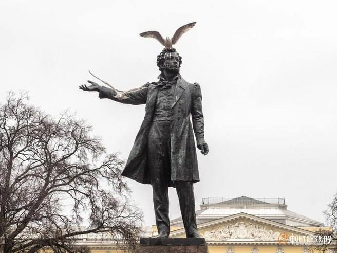 Обгадили даже Ростральную колонну В Петербурге решили бороться с голубями чайками и их кормильцами Как рассказал председатель комиссии по городскому хозяйству Александр Ходосок к депутатам обратились музейщики уход за памятниками и очищение их от помёта являются большими экономическими издержками Заведующая сектором мониторинга состояния памятников музея городской скульптуры Вера Мануртдинова добавила что кислота из птичьих экскрементов сильно действует на камень и металл С каждым годом количество адресов где мы это фиксируем только увеличивается В основном это те места где жители кормят птиц это площадь Искусств Пушкинский сквер Театральная площадь а недавно мы нашли загрязнения на ростральной колонне отмечает Мануртдинова Она заметила что в других регионах такая проблема тоже есть а в Магадане даже на голову Ленина установили шипы но такой подход Петербург себе позволить не может поэтому она уверена что нужно ограничить кормление птиц Приглашенный на заседание биолог Павел Глазков отметил что подкормкой птиц занимаются в основном пожилые люди часто они делают это от одиночества и невозможности найти другой вариант общения с природой Конкретного решения у парламентариев пока нет разве что согласие с тем что штрафовать бабушек за кормление голубей вероятно перебор Идея для начала поставить таблички показалась разумнее А вырабатывать конкретные меры будет специальная рабочая группа fontankaspb