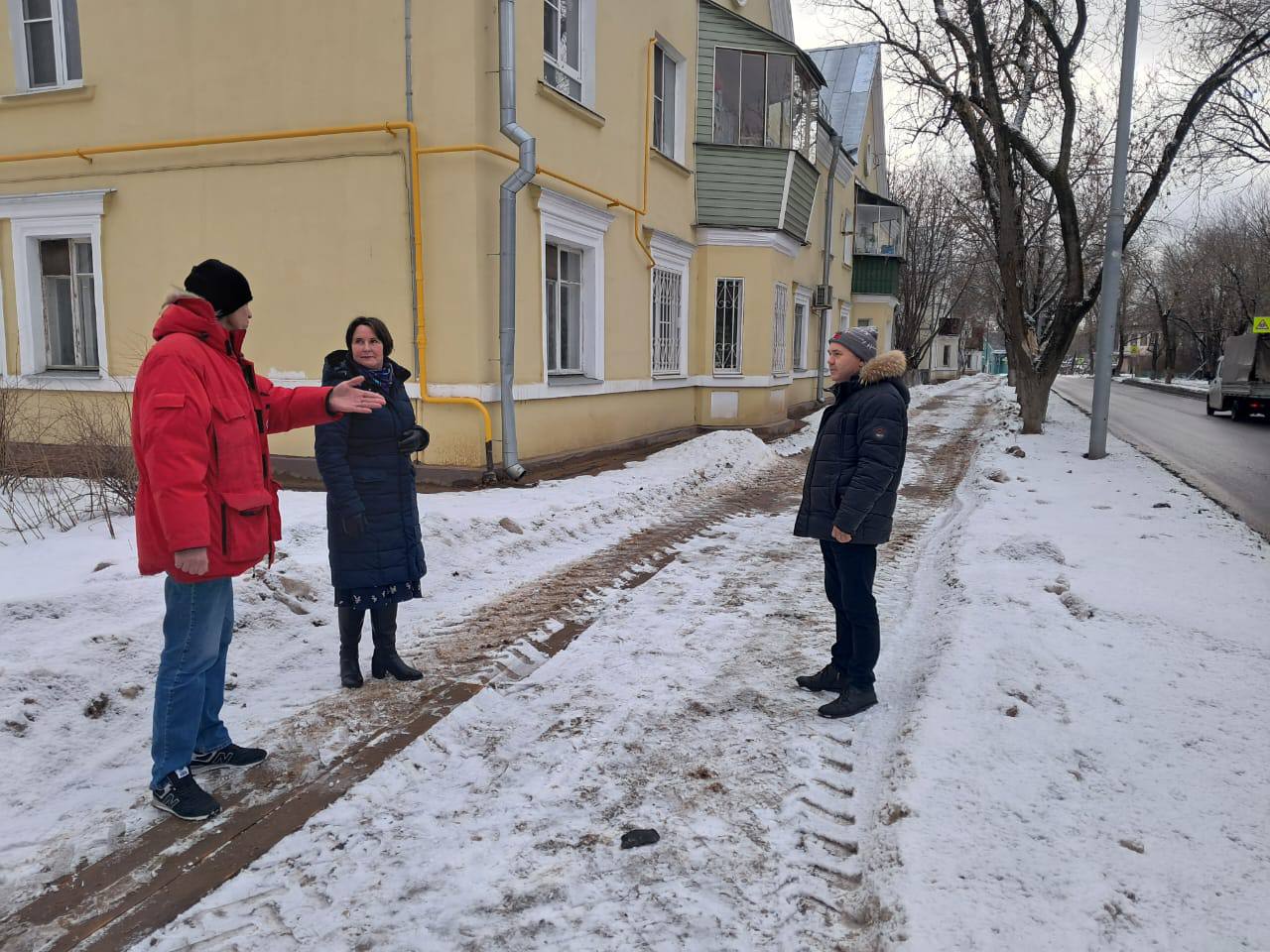 Сегодня провела выездной прием в районе Печатники, затем заехала в микрорайон Курьяново в этом же районе.   Несколько месяцев назад получила жалобы от жителей о том, что весь микрорайон перерыт траншеями, в которые должны были уложить силовые кабели для электроснабжения Юго-Восточной хорды. Дело, конечно, нужное, однако с траншеями и окопами жители жили с 2022 года. После моего вмешательства работы пошли быстрее. В ноябре начальник участка обещал, что закончат к декабрю.   Вместе с муниципальными депутатами района Николаем Акимовым и Олегом Ананьевым проверили исполнение обещаний. Действительно, по 1-й Курьяновской траншеи зарыты. Несколько котлованов осталось рядом с хордой, в том числе рядом с домом по адресу 1-я Курьяновская 53а. Но жителям они, слава Богу, не очень мешают.   Вместе с муниципальными депутатами контролировать выполнение работ и весной добиваться проведения в микрорайоне Курьяново масштабного благоустройства.