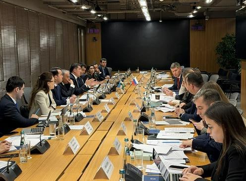 Узбекистан согласовал с Россией все ключевые условия по вступлению во Всемирную торговую организацию Для завершения процесса остаётся лишь провести переговоры с Тайванем Китайским Тайбэем сообщил представитель президента по вопросам ВТО Азизбек Урунов По его словам прошедшая в Москве встреча с российской делегацией была результативной стороны урегулировали основные вопросы оставив только несколько технических пунктов для финальной проверки Урунов поблагодарил российскую сторону за поддержку и конструктивный диалог и отметил что официальное подписание соглашения между Ташкентом и Москвой ожидается на заседании Генерального совета ВТО в Женеве в декабре текущего года Подробнее на нашем сайте Актуальные новости из Центральной Азии fergananews