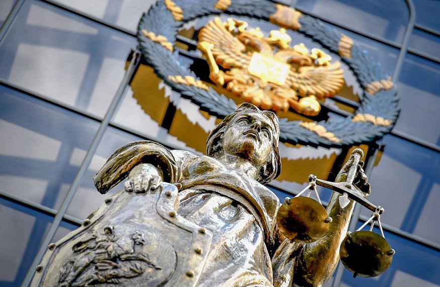 В 2025 году к пожизненным срокам в России приговорили рекордное число человек за последние годы Высшую меру наказания получили 100 человек Об этом сообщила пресс служба Верховного суда России по итогам января ноября Согласно статистике предыдущие наиболее высокие показатели были в 2005 и 2012 годах тогда российские суды вынесли по 84 приговора За последние годы пожизненное лишение свободы стало предусмотрено ещё некоторыми статьями УК РФ отмечает ТАСС В частности такая мера наказания установлена за госизмену организацию террористического акта а также за склонение или вовлечение в террористическую деятельность включая участие несовершеннолетних Подписывайтесь на Подъём