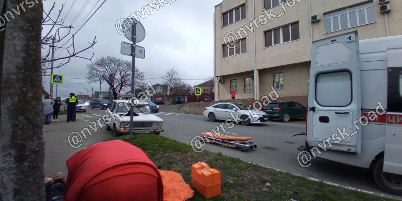 В Новороссийске завершено расследование уголовного дела по факту ДТП, в котором пострадал пешеход 20-летний житель города, управляя автомобилем «ВАЗ», допустил наезд на пешехода. Органами предварительного следствия СУ Управления МВД России по городу Новороссийску завершено расследование уголовного дела, возбужденного в отношении 20-летнего местного жителя по признакам преступления, предусмотренного частью 1 статьи 264 УК РФ - «Нарушение лицом, управляющим автомобилем, правил дорожного движения, повлекшее по неосторожности причинение тяжкого вреда здоровью человека». Следствием установлено, что в январе этого года в утренние часы мужчина - водитель, управляя автомобилем марки «ВАЗ», двигаясь по улице Прохорова в сторону улицы Щедринской, допустил наезд на пешехода, который переходил проезжую часть по нерегулируемому пешеходному переходу. В результате ДТП 54-летний мужчина был госпитализирован в медицинское учреждение. Согласно заключению судебно-медицинской экспертизы, мужчина получил телесные повреждения, повлекшие причинение тяжкого вреда здоровью. На период предварительного следствия в отношении обвиняемого была избрана мера пресечения в виде подписке о невыезде и надлежащем поведении. В настоящее время уголовное дело с утвержденным обвинительным заключением, направлено в суд для рассмотрения по существу. Санкция данной статьи, предусматривает максимальное наказание в виде лишения свободы на срок до двух лет. Новороссийск ДТП Прислать новость Буст