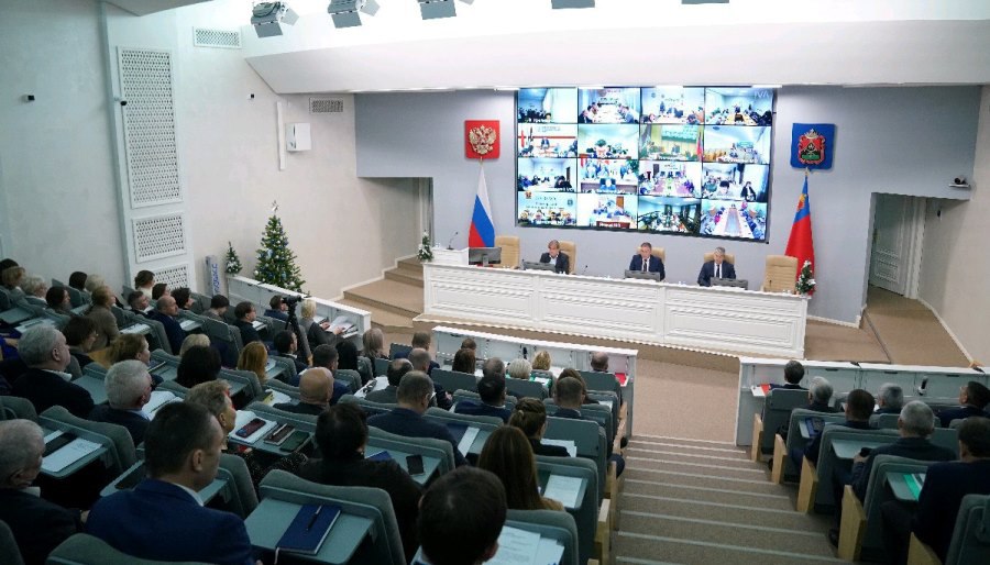 Губернатор в морозы на особом контроле системы жизнеобеспечения городов и общественный транспорт На аппаратном совещании Правительства Кузбасса губернатор Илья Середюк поручил главам муниципалитетов и руководителям профильных ведомств взять на особый контроль системы жизнеобеспечения городов и работу общественного транспорта В течение всей недели будет морозная погода Главам муниципалитетов и руководителям профильных ведомств поручил взять на особый контроль системы жизнеобеспечения городов Особое внимание системам теплоснабжения и электроснабжения В случае аварийных ситуаций необходимо оперативное реагирование Сетевикам поручил приостановить плановые отключения электроэнергии в период морозов Есть дома которые обогреваются от электричества нельзя в мороз оставить их без тепла отметил Илья Середюк Движение рейсовых междугородных автобусов должно координироваться диспетчерскими службами   kuzzbas ru news authority 77826 html