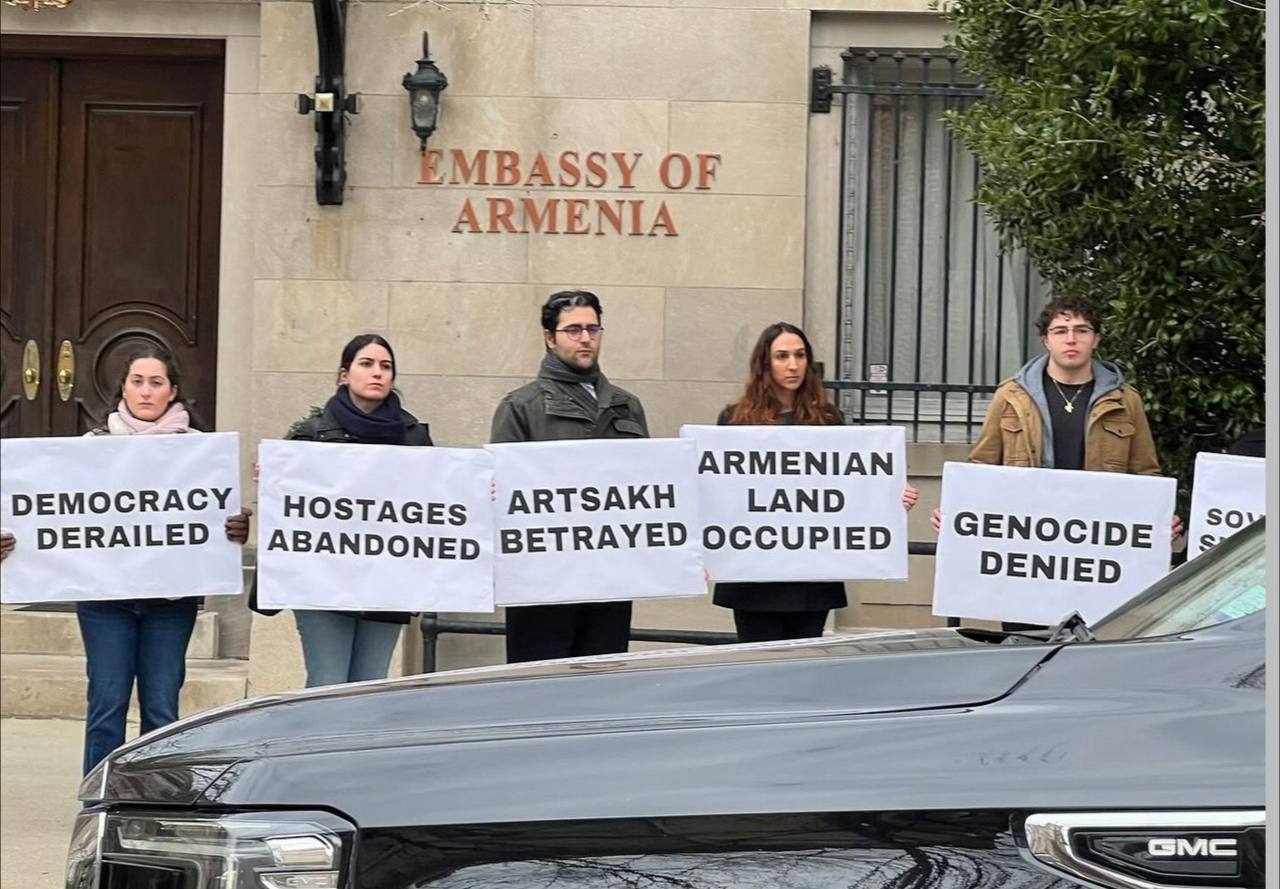 В Вашингтоне армяне протестовали во время визита премьера Армении.  Перед посольством Армении в Вашингтоне главу армянского правительства Никола Пашиняна встречали молодые люди с плакатами с критикой его политики. Представители армянской общины Вашингтона обвинили премьера в сдаче Нагорного Карабаха, безразличии к судьбе беженцев и попрании демократии, пишут «Хроники Армении».  Активисты молодёжной организации партии АРФ «Дашнакцутюн», организовавшие пикет, повесили на стене армянского посольства плакат с надписью «Пашинян подвёл армян».  «Ни один премьер-министр не может ставить под сомнение геноцид, оскорблять диаспору и ставить под угрозу государственность Армении — и при этом рассчитывать на тёплый приём в наших общинах», — заявили в ходе акции представители «Армянской молодёжной федерации»  AYF .  «Sputnik Армения» пишет, что премьер-министр Армении в ходе встречи с армянской общиной в посольстве назвал поражение в 44-дневной войне возможностью иметь суверенное и независимое государство. Пашинян также посетил организацию «Save Armenia», на поддержку которой, видимо, он рассчитывает на фоне информации о закрытии USAID , отмечают журналисты.  «В качестве "приманки" для вашингтонского истеблишмента армянский премьер вновь разыграл "демократическую" карту, заявив, что демократизация в Армении — необратимый процесс, и потому ей должны помощь», — говорится в заметке новостного агентства.  Канал «Цицак» обращает внимание на то, что президент США Дональд Трамп «побрезговал встречаться с Пашиняном, несмотря на мольбы МИДа и армянского посольства в США». Критики называют Пашиняна продуктом среды подконтрольных американским демократам НПО и говорят, что его положение сейчас шаткое по причине смены президентской администрации в США и отсутствия поддержки со стороны диаспор. Из покровителей у Пашиняна остались лишь президент Франции Эммануэль Макрон и представители брюссельской бюрократии, которые больше заняты своими проблемами, указал «Цицак».    деятельность организации в России была прекращена в 2012 году и запрещена; на днях в США объявили о ликвидации USAID.