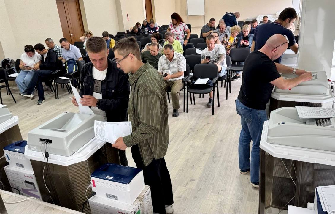 Операторов КОИБ начали обучать в Челябинской области   gubernia74 ru articles policy 1135336 Тщательную подготовку членов участковых избирательных комиссий в которых будут работать комплексы обработки бюллетеней организовали чтобы во время выборов не было сбоев и задержек Специалисты по КОИБ отвечают на все вопросы подробно объясняют алгоритмы подключения работу в штатном режиме и действия в нестандартных ситуациях прокомментировали в Избирательной комиссии Челябинской области Обучение включает как теорию так и практику от первого запуска до завершения голосования   t me chgub