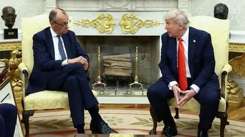 Балдахин для принцесс и "не самый хороший день" Накануне президент США Дональд Трамп принял в Белом доме канцлера Германии Фридриха Мерца. Перед началом встречи он заявил, что недоволен развитием ситуации на Украине и думает об ужесточении санкций в отношении обеих конфликтующих сторон. Естественно и главным пунктом повестки стал конфликт в Незалежной. Мерц ожидаемо подчеркнул важность единства Запада, пообещал дальнейшую военную и экономическую поддержку Киеву и призвал Трампа оказать давление на Россию для достижения мира. Вот только глава Белого дома сравнил конфликт с "дракой детей в парке" и заявил, что иногда лучше дать сторонам "побороться", но вместе с тем подтвердил свою заинтересованность в мирных переговорах. Не обошлось и без театральной заготовки с перчинкой, которая заставила немецкого канцлера занервничать. Трамп в беседе упомянул, что 6 июня будет отмечаться 81-я годовщина операции "Оверлорд". Речь идет о высадке войск США, Великобритании, Канады и их союзников в Нормандии 6 июня 1944 года против оккупационных сил Германии. "Это был не самый приятный день для вас?", — полетела шпилька в адрес задергавшегося Мерца. Зампред Совбеза РФ Дмитрий Медведев отметил в соцсети X, что Трамп не просто так задал такой вопрос, а намекнул на "нацистские наклонности" канцлера, так как он находится в одной лодке с Владимиром Зеленским. Однако в целом переговоры в Овальном кабинете прошли для политика из ФРГ лучше, чем ожидали его советники, не было взрывов, подобных тем, что произошли "на некоторых других встречах Трампа с иностранными лидерами". Мерц подарил Трампу свидетельство о рождении его деда в золотой рамке. А президент поселил прибывшего в Вашингтон с визитом канцлера ФРГ в гостевом доме Блэр-Хаус в розовой комнате. Там имеется розовая кровать с балдахином для принцесс, ведь в резиденции, расположенной прямо напротив Белого дома, ранее останавливались британская королева Елизавета II, принцесса Диана, а также вдова Джона Кеннеди Жаклин.