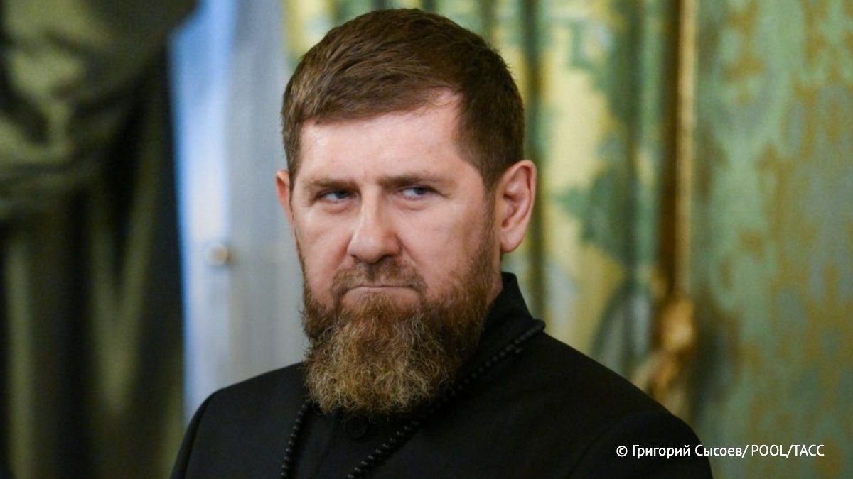 Рамзан Кадыров поручил усилить работу по борьбе с распространением клеветы и дезинформации, в том числе в социальных сетях и мессенджерах.  Депутат ГД Делимханов также сообщил, что аналогичная работа активно ведется за пределами региона.